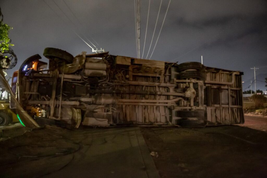 Camión de transporte de personal vuelca tras chocar contra un auto en carretera libre Tijuana-Tecate