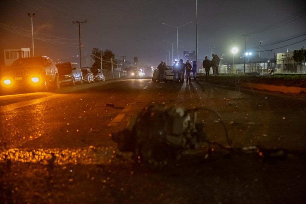 Camión de transporte de personal vuelca tras chocar contra un auto en carretera libre Tijuana-Tecate