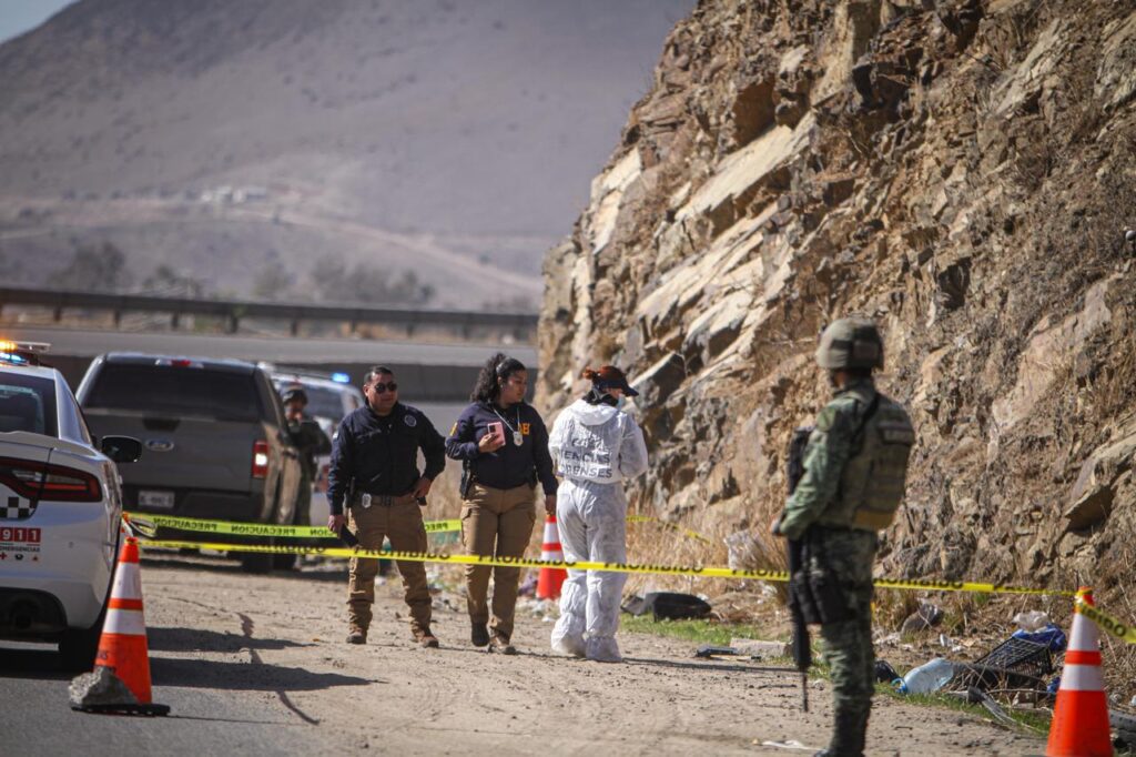 Hallan cadáver desnudo en la carretera Tijuana-Tecate