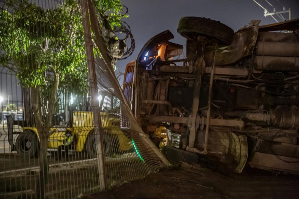 Camión de transporte de personal vuelca tras chocar contra un auto en carretera libre Tijuana-Tecate