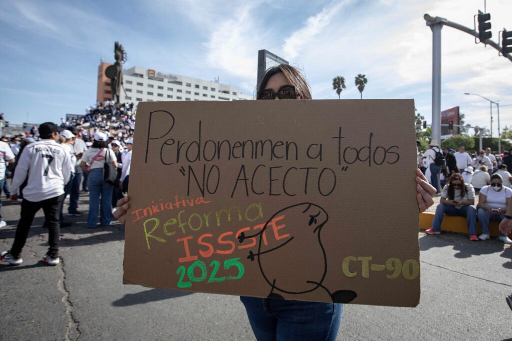 Más de 5 mil maestros marchan contra la reforma al ISSSTE