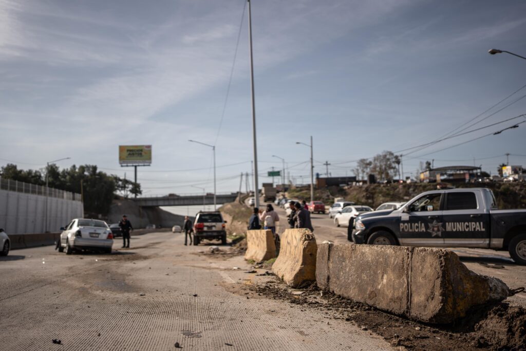 Familia sufre accidente automovilístico sobre carretera libre Tijuana-Rosarito Familia sufre accidente automovilístico sobre carretera libre Tijuana-Rosarito