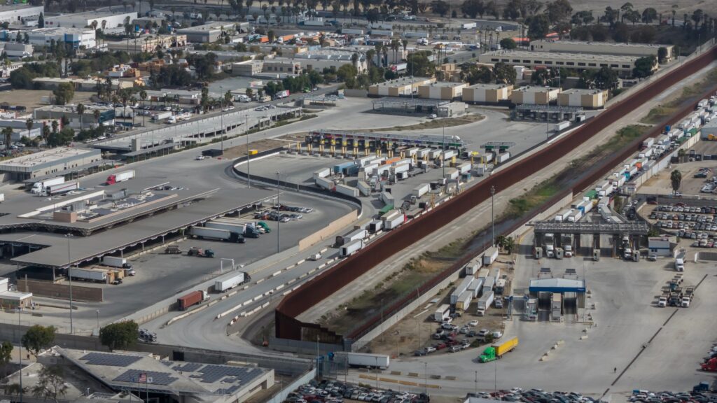 Tráileres hacen largas filas para entrar a la Aduana; la espera es de hasta 6 horas
