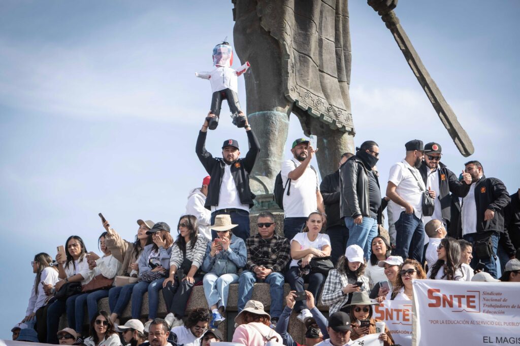 Más de 5 mil maestros marchan contra la reforma al ISSSTE