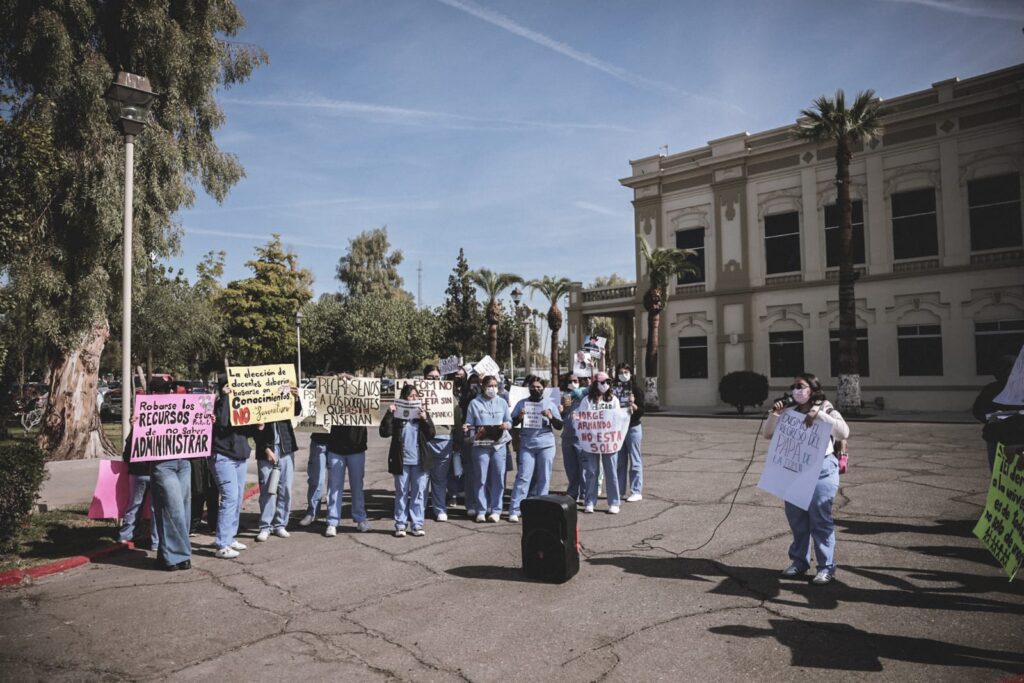 Alumnos de Odontología de la UABC se manifiestan contra el despido injustificado del Dr. Armando