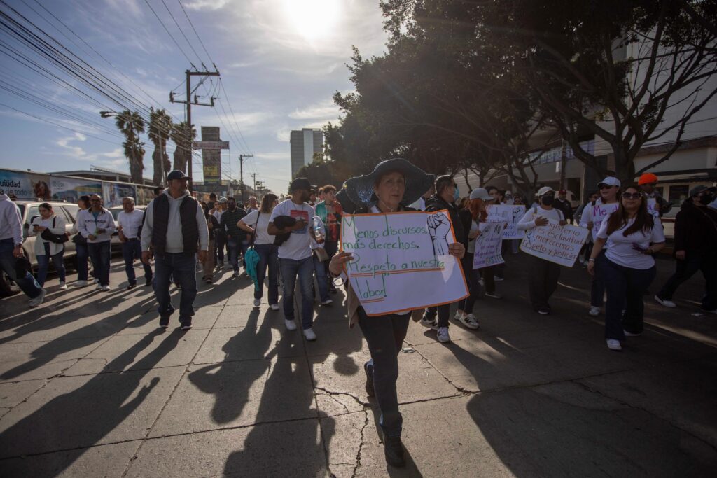 Más de 5 mil maestros marchan contra la reforma al ISSSTE