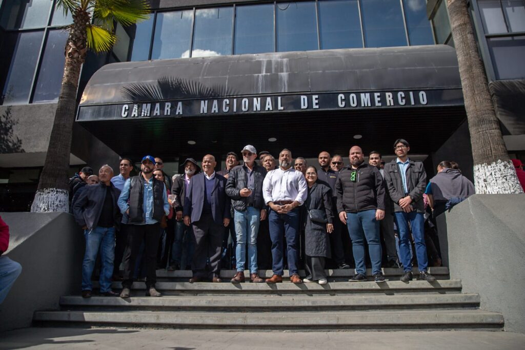 Comerciantes se manifiestan y les cierran las puertas de CANACO Comerciantes se manifiestan y les cierran las puertas de CANACO