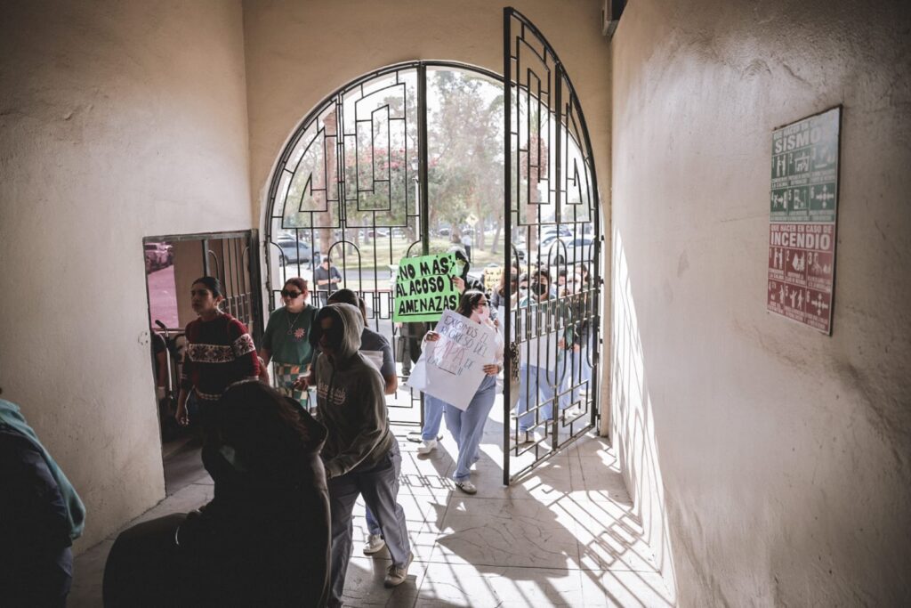 Alumnos de Odontología de la UABC se manifiestan contra el despido injustificado del Dr. Armando