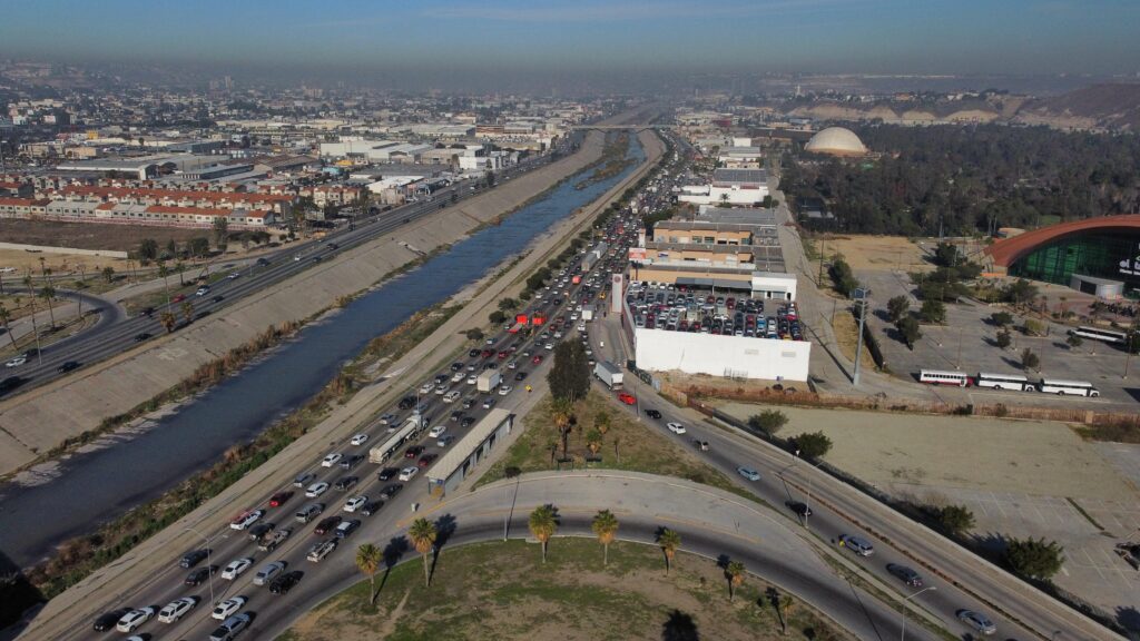 Kilómetros de tráfico por socavón en la Vía Rápida Oriente