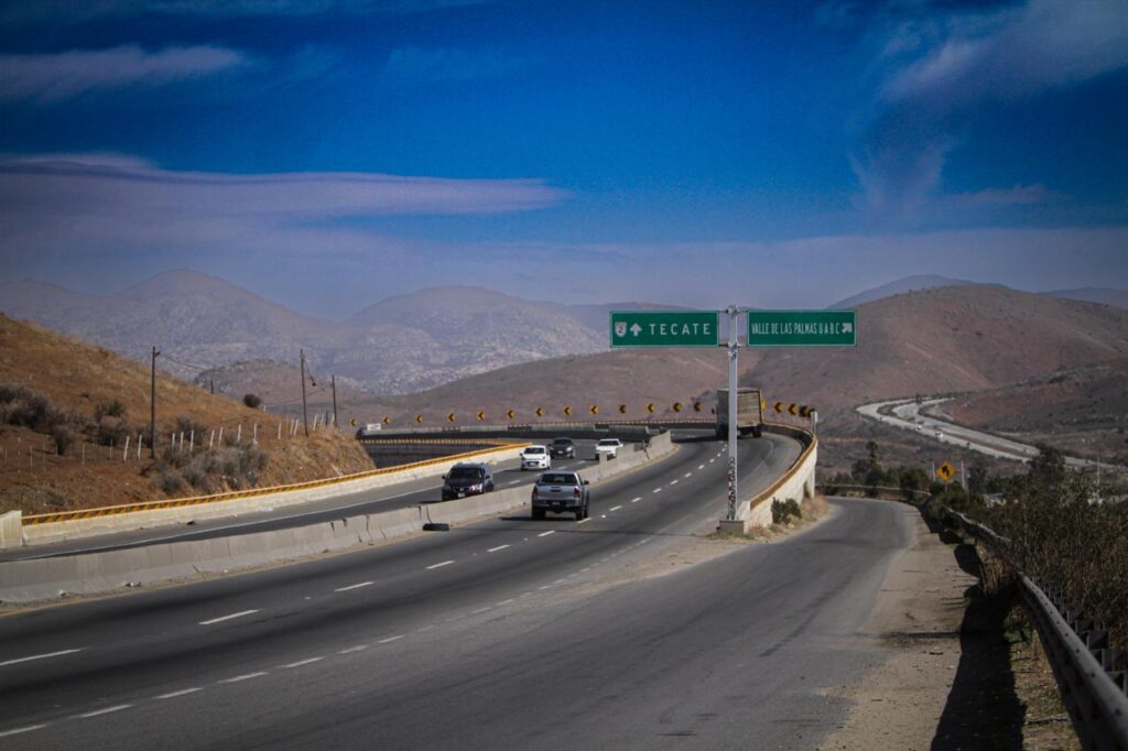 Hallan cadáver desnudo en la carretera Tijuana-Tecate