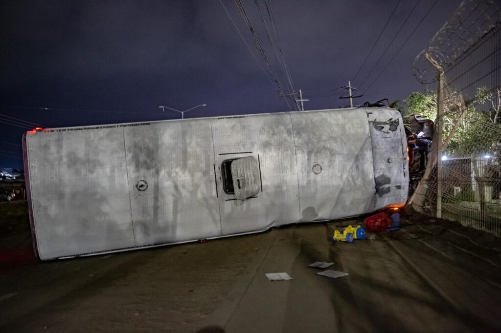 Camión de transporte de personal vuelca tras chocar contra un auto en carretera libre Tijuana-Tecate