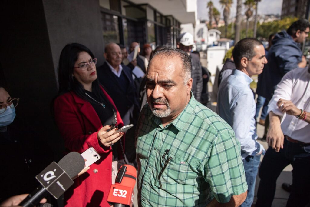 Comerciantes se manifiestan y les cierran las puertas de CANACO Comerciantes se manifiestan y les cierran las puertas de CANACO