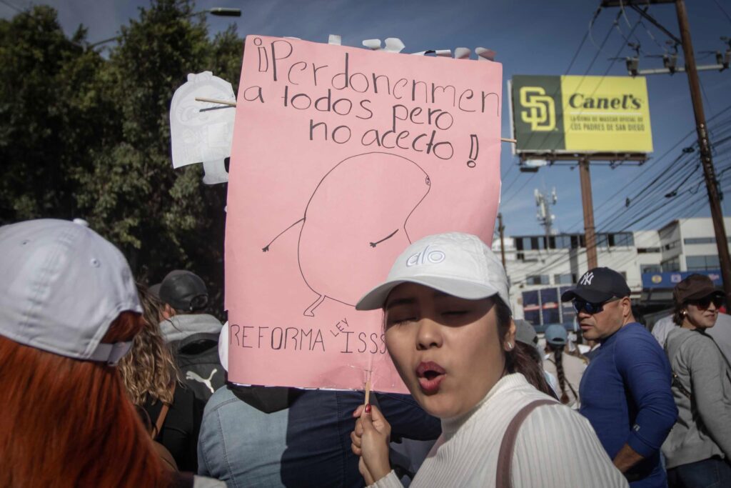 Más de 5 mil maestros marchan contra la reforma al ISSSTE
