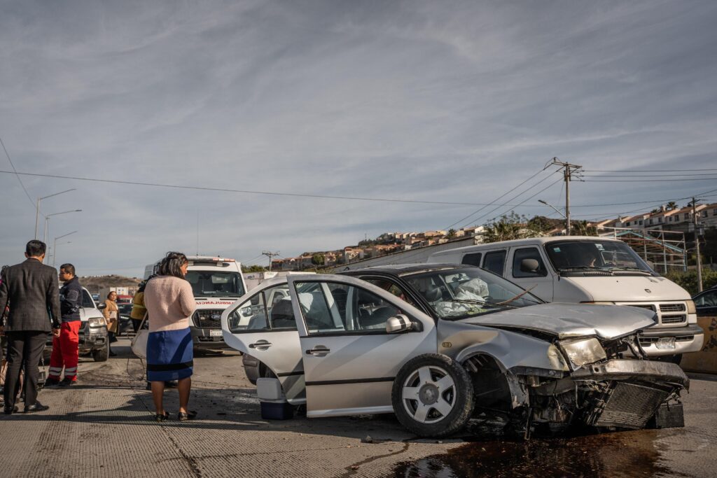 Familia sufre accidente automovilístico sobre carretera libre Tijuana-Rosarito Familia sufre accidente automovilístico sobre carretera libre Tijuana-Rosarito