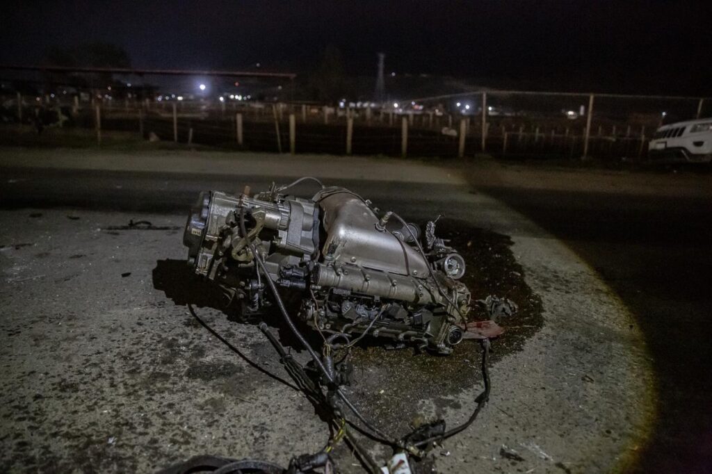 Camión de transporte de personal vuelca tras chocar contra un auto en carretera libre Tijuana-Tecate