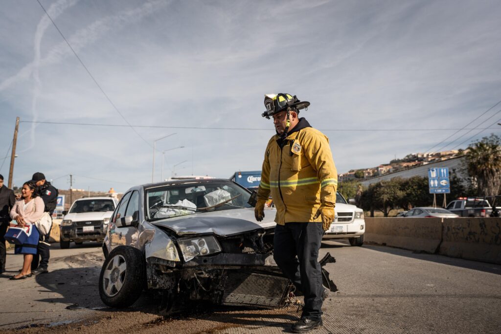 Familia sufre accidente automovilístico sobre carretera libre Tijuana-Rosarito Familia sufre accidente automovilístico sobre carretera libre Tijuana-Rosarito