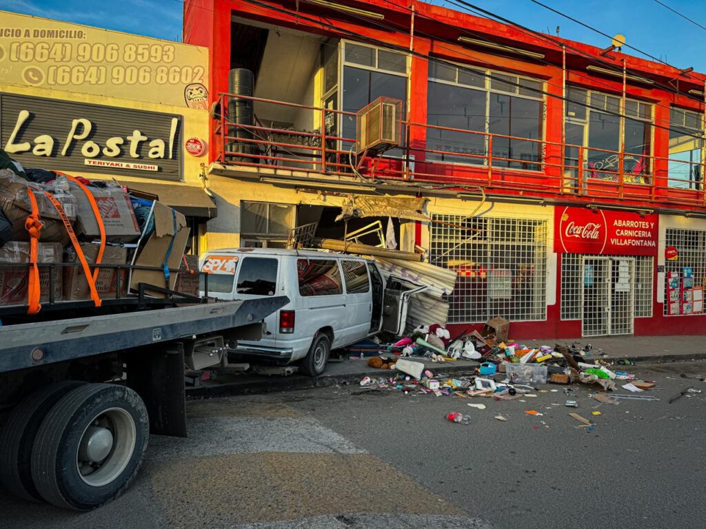 Conductor sufre percance de salud y se estrella contra local comercial Conductor sufre percance de salud y se estrella contra local comercial