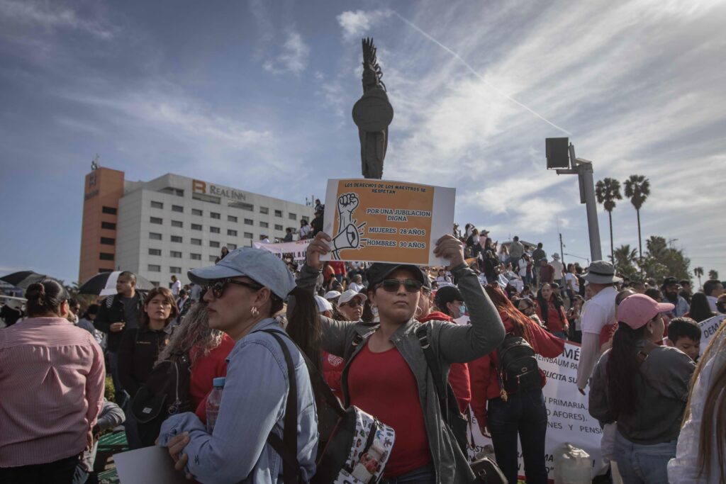 Más de 5 mil maestros marchan contra la reforma al ISSSTE