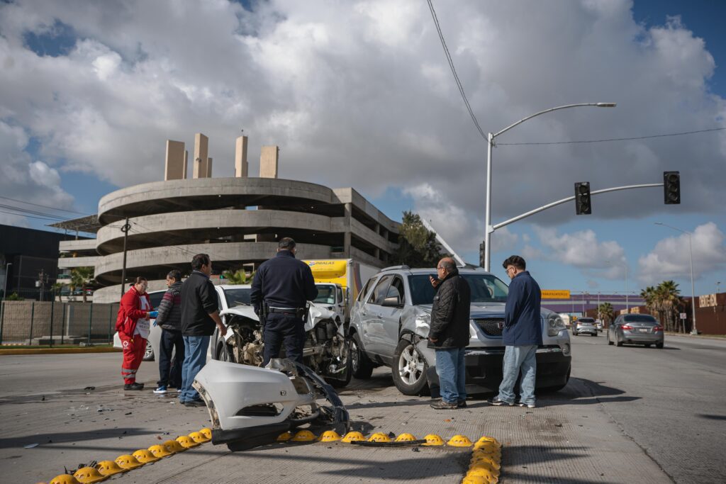 Autos chocan frente al Aeropuerto Internacional