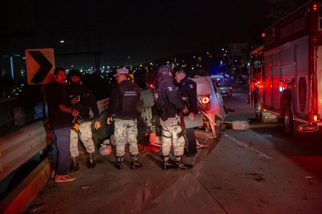 Auto vuelca en el bulevar Cuauhtémoc Norte Auto vuelca en el bulevar Cuauhtémoc Norte
