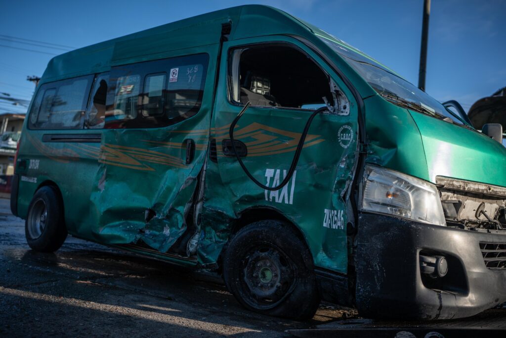 Chocan dos unidades de transporte y atropellan a un hombre de 50 años en Tijuana