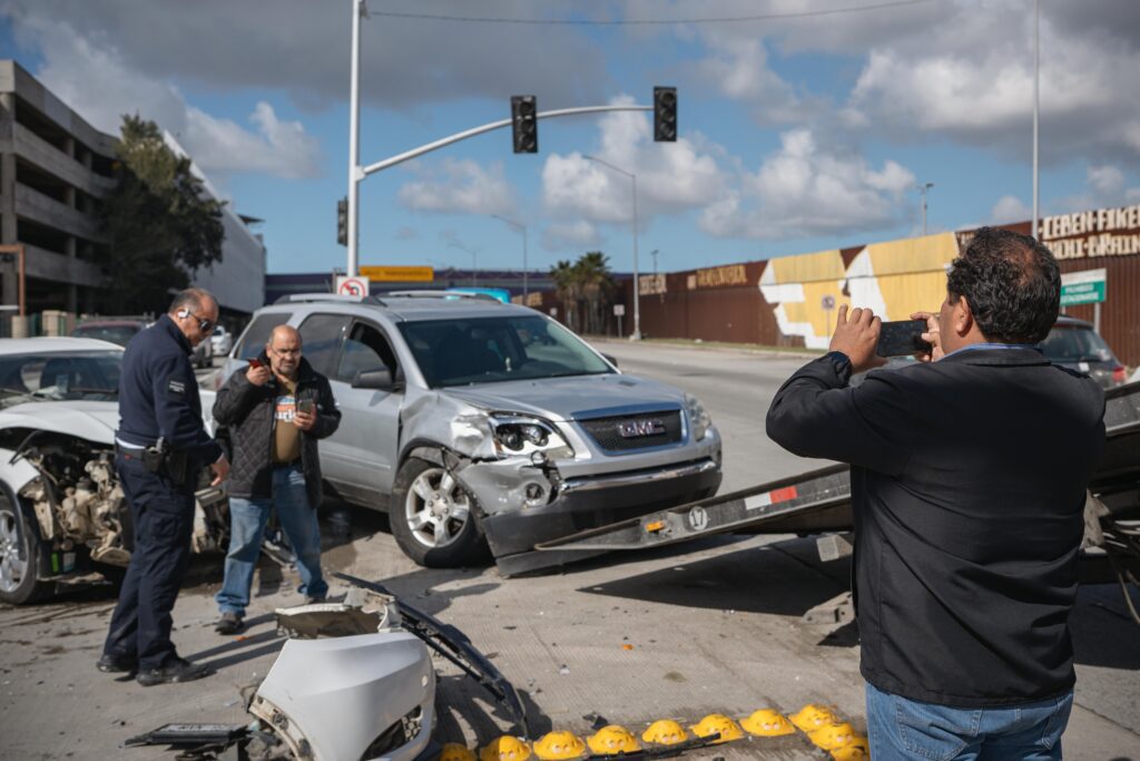 Autos chocan frente al Aeropuerto Internacional