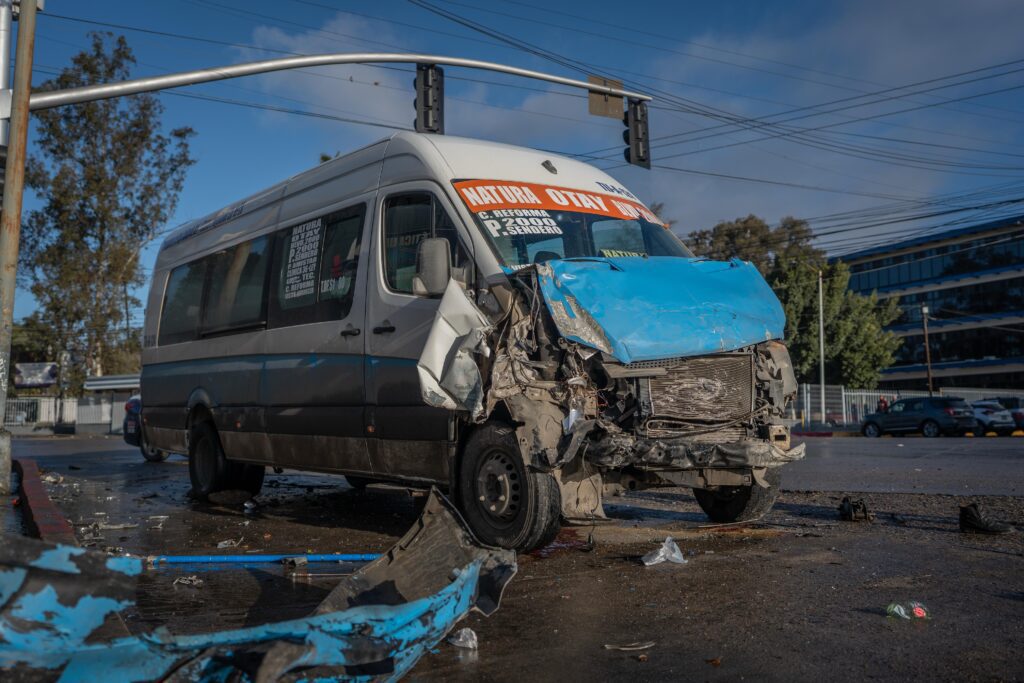 Chocan dos unidades de transporte y atropellan a un hombre de 50 años en Tijuana