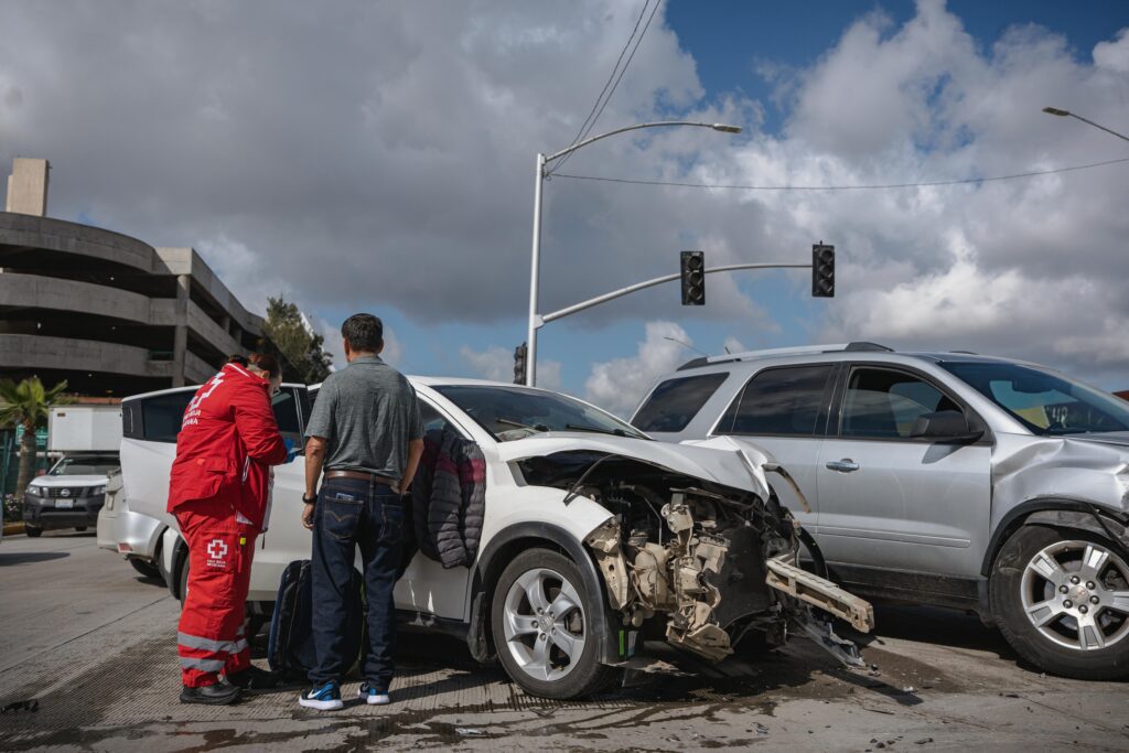 Autos chocan frente al Aeropuerto Internacional