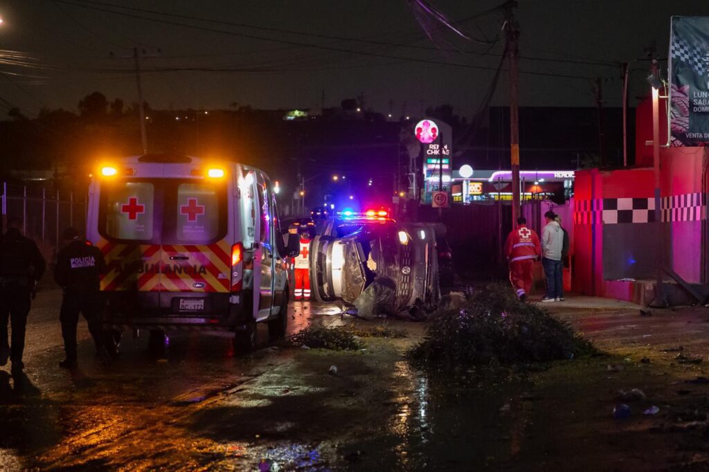 Joven choca y derriba un poste por conducir a exceso de velocidad