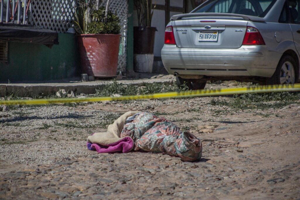 Arrojan cuerpo encobijado en la colonia Libertad