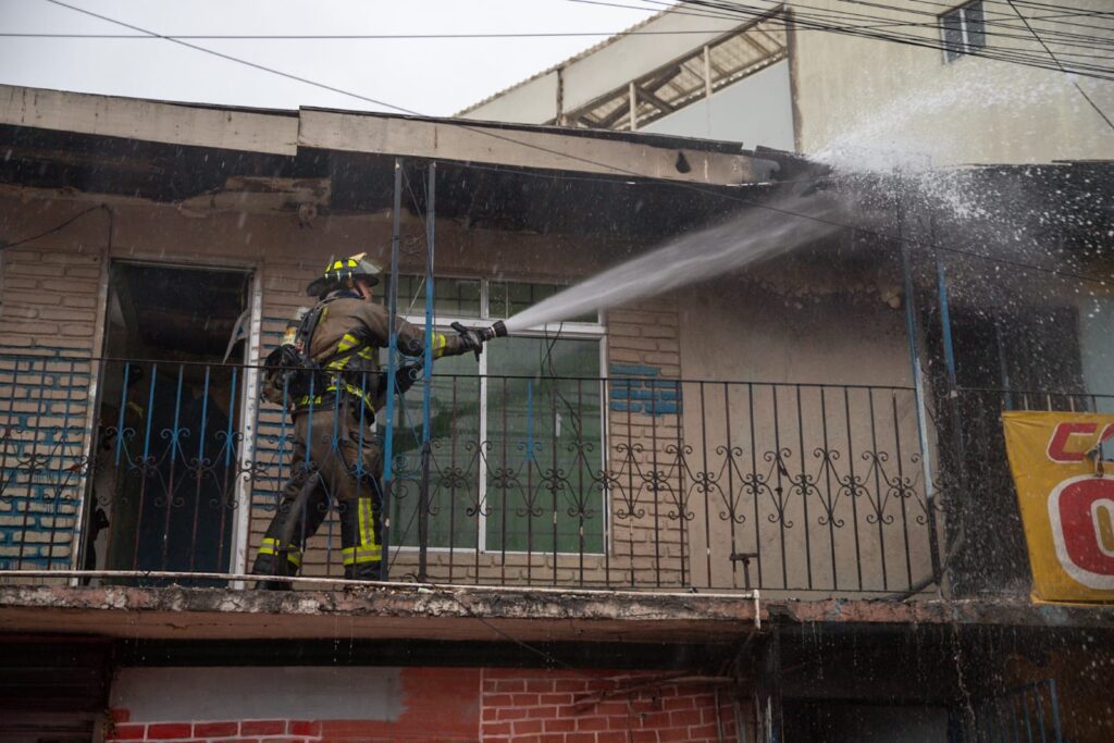 Hallan bar clandestino tras incendio de edificio deshabitado Hallan bar clandestino tras incendio de edificio deshabitado