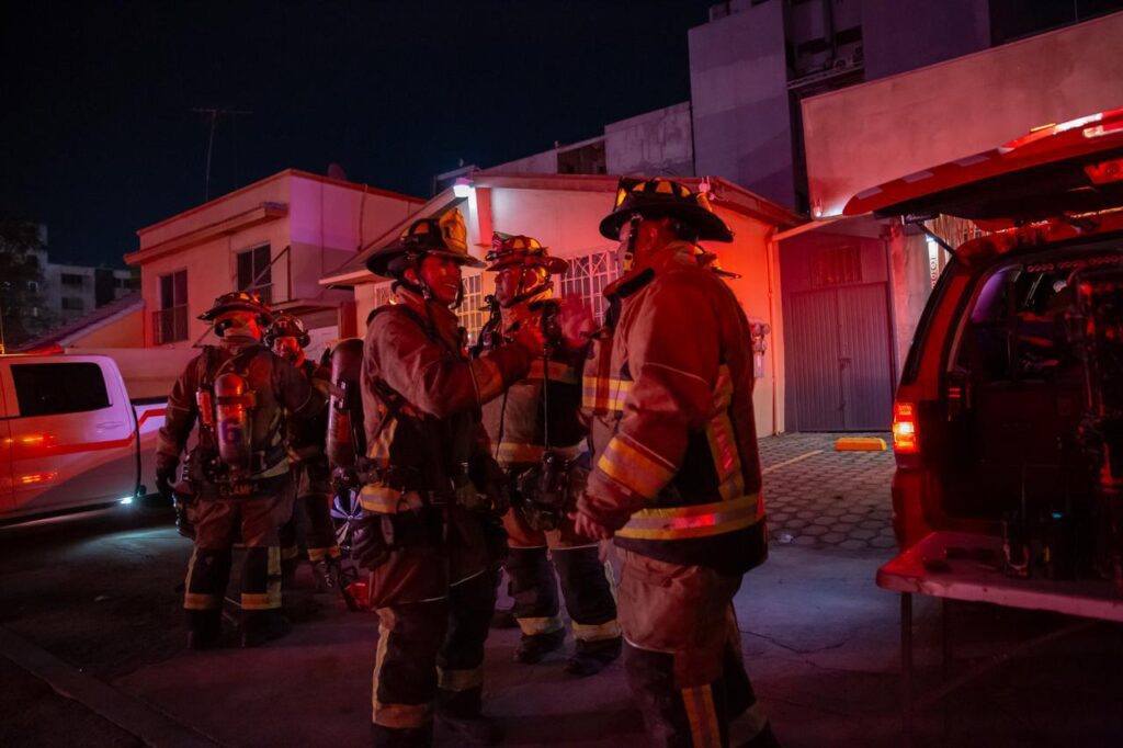 Incendio en departamento de Zona Río; bomberos rescatan 5 personas Incendio en departamento de Zona Río; bomberos rescatan 5 personas