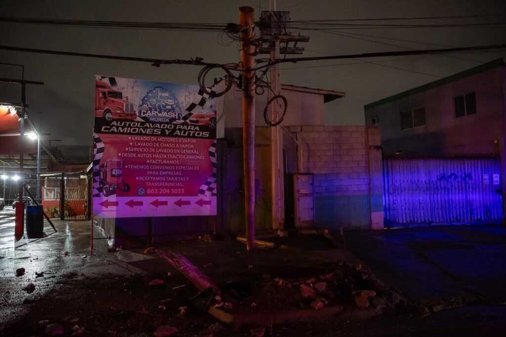 Joven choca y derriba un poste por conducir a exceso de velocidad