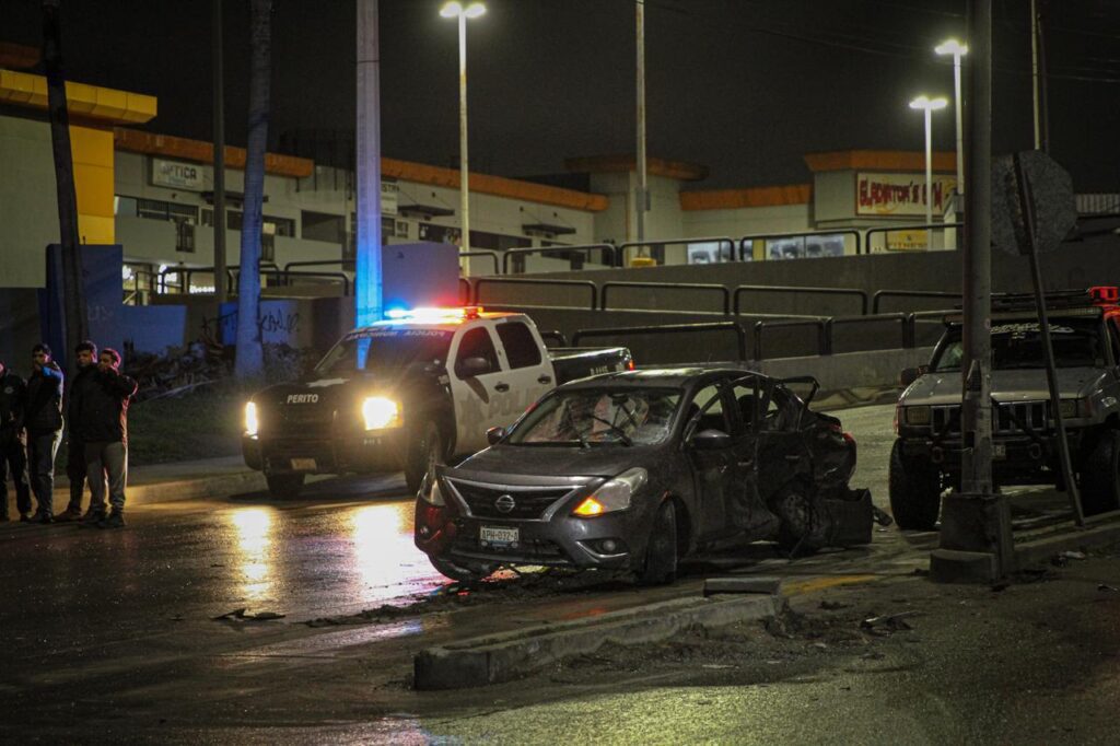 Joven provoca accidente en Villa Fontana; menor de 16 años resulta lesionada
