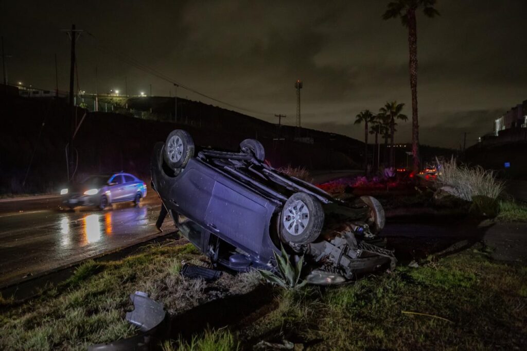 Automóvil vuelca en la carretera libre Tijuana-Rosarito; conductor no fue localizado