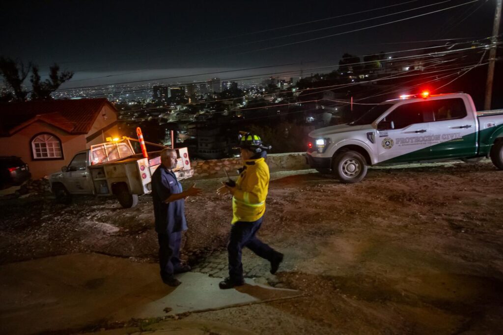 Fuga de agua inunda vivienda y obliga a evacuar a cuatro personas