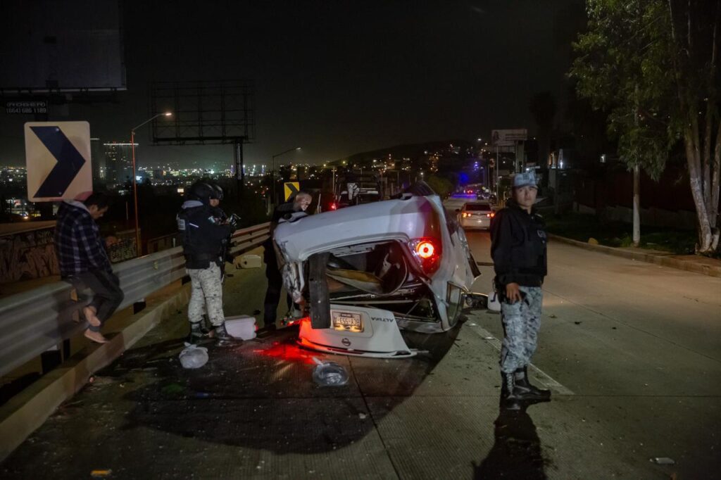 Auto vuelca en el bulevar Cuauhtémoc Norte Auto vuelca en el bulevar Cuauhtémoc Norte