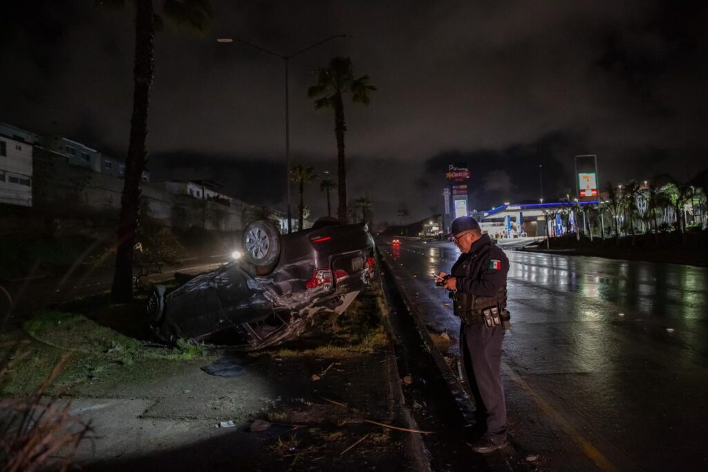 Automóvil vuelca en la carretera libre Tijuana-Rosarito; conductor no fue localizado