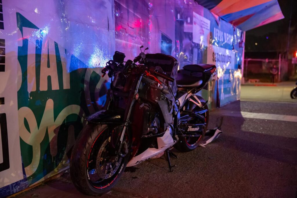 Militar ebrio impacta choca con mujer biker y le provoca múltiples fracturas