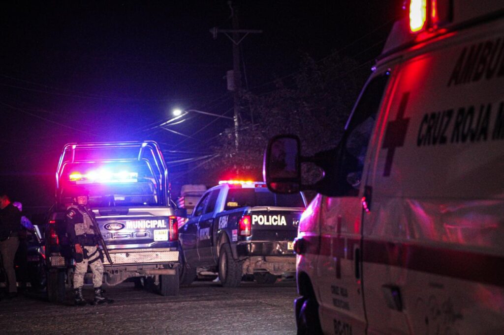Atacan a balazos a tres hombres e intentaron refugiarse en el patio de una casa