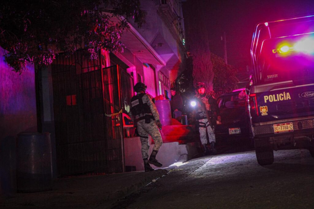 Atacan a balazos a tres hombres e intentaron refugiarse en el patio de una casa