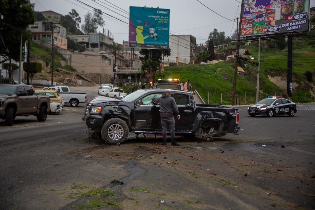 Camioneta vuelca en bulevar Fundadores tras persecución
