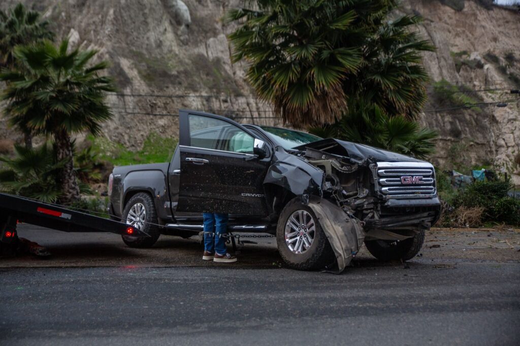 Camioneta vuelca en bulevar Fundadores tras persecución