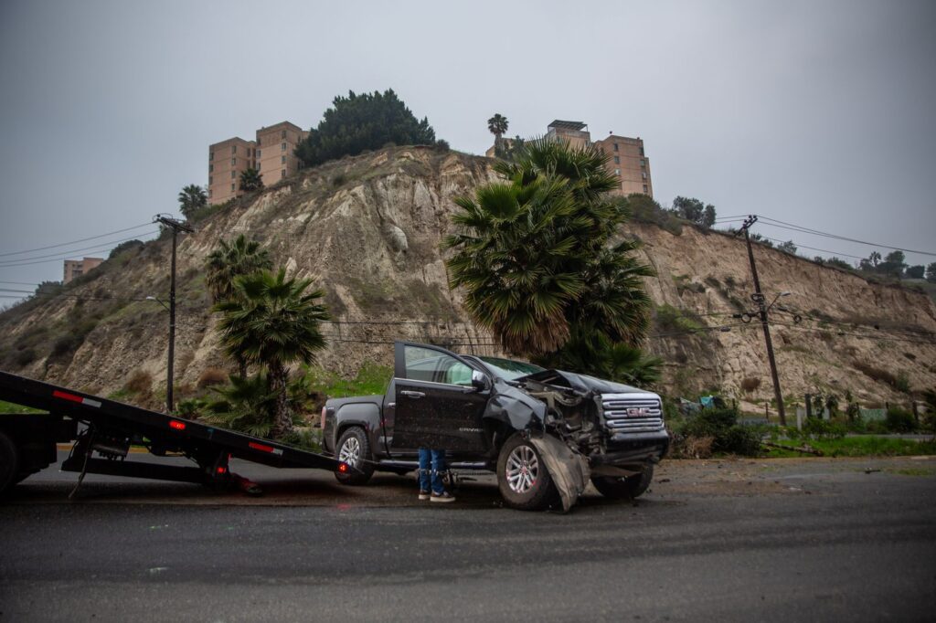 Camioneta vuelca en bulevar Fundadores tras persecución