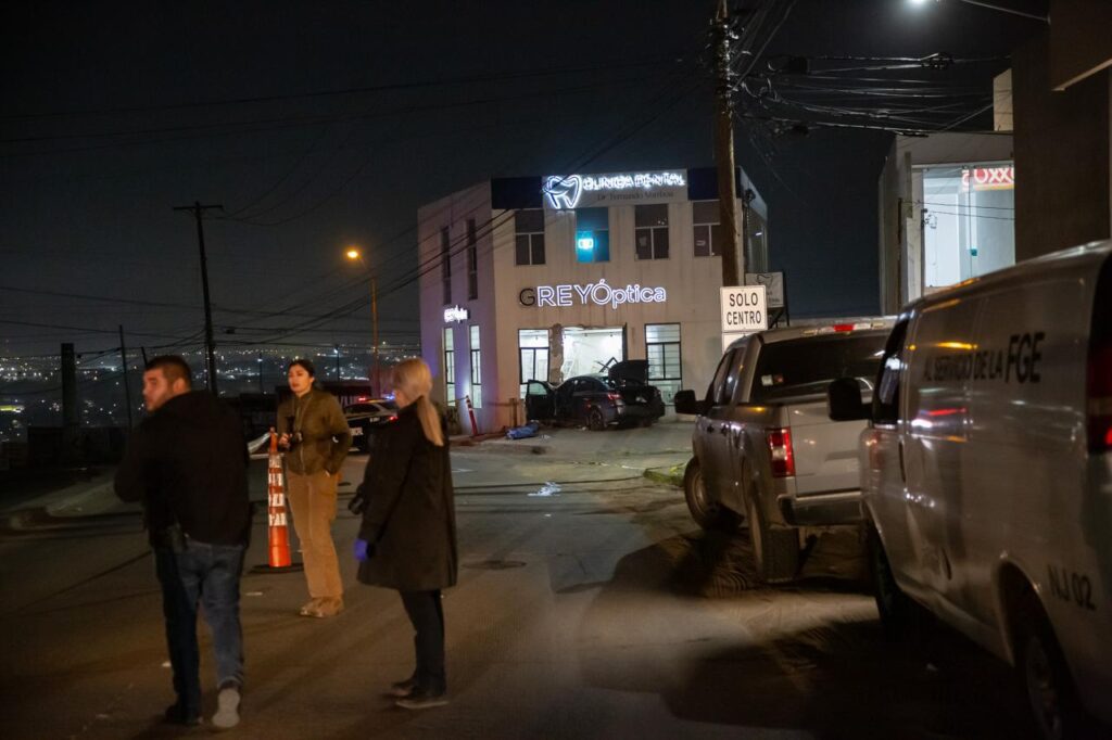 Joven muere prensado tras chocar con un negocio esta madrugada