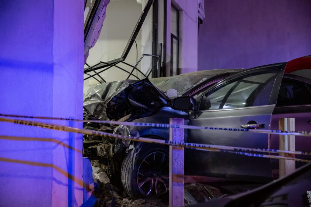 Joven muere prensado tras chocar con un negocio esta madrugada