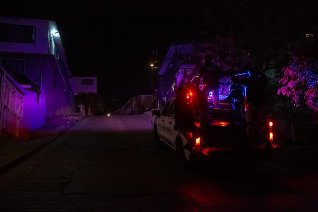 Pareja es baleada en su propia casa, intentaron defenderse  con un machete