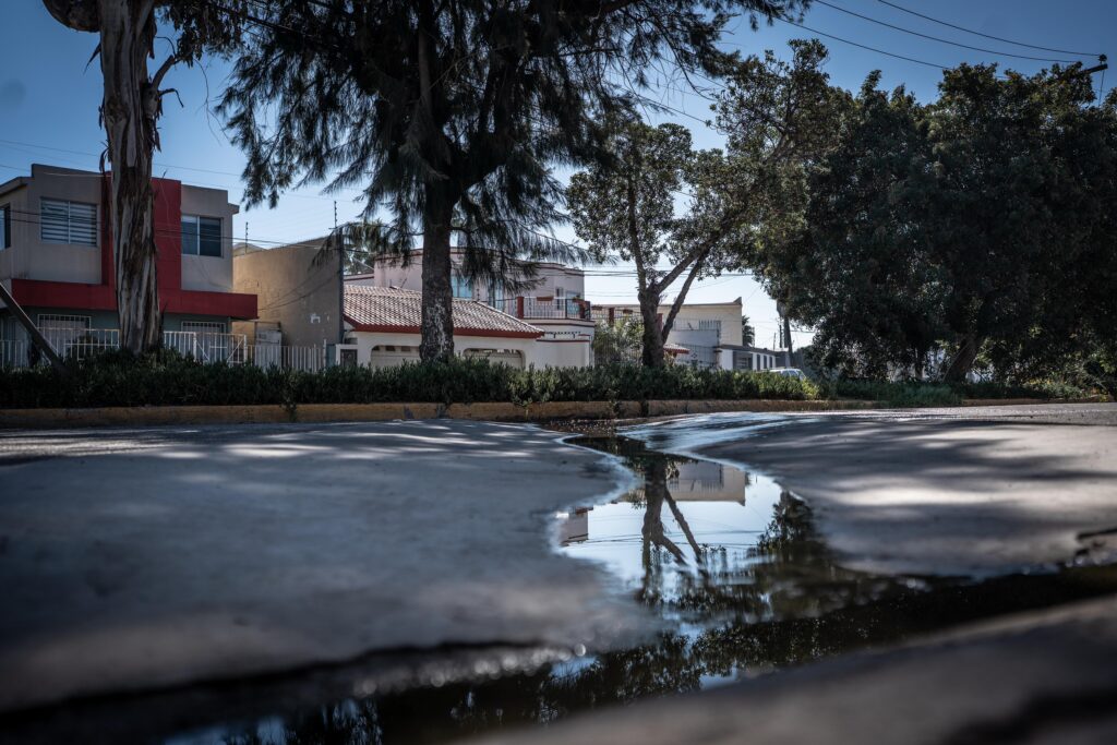 Residentes de Otay Universidad denuncian derrame de aguas negras
