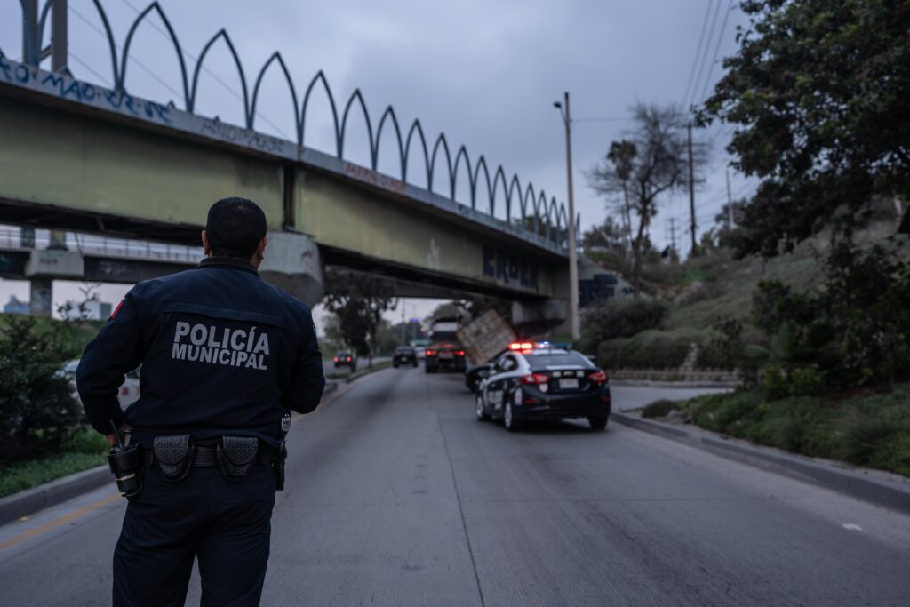 Tráiler choca con puente en la Vía Rápida Oriente