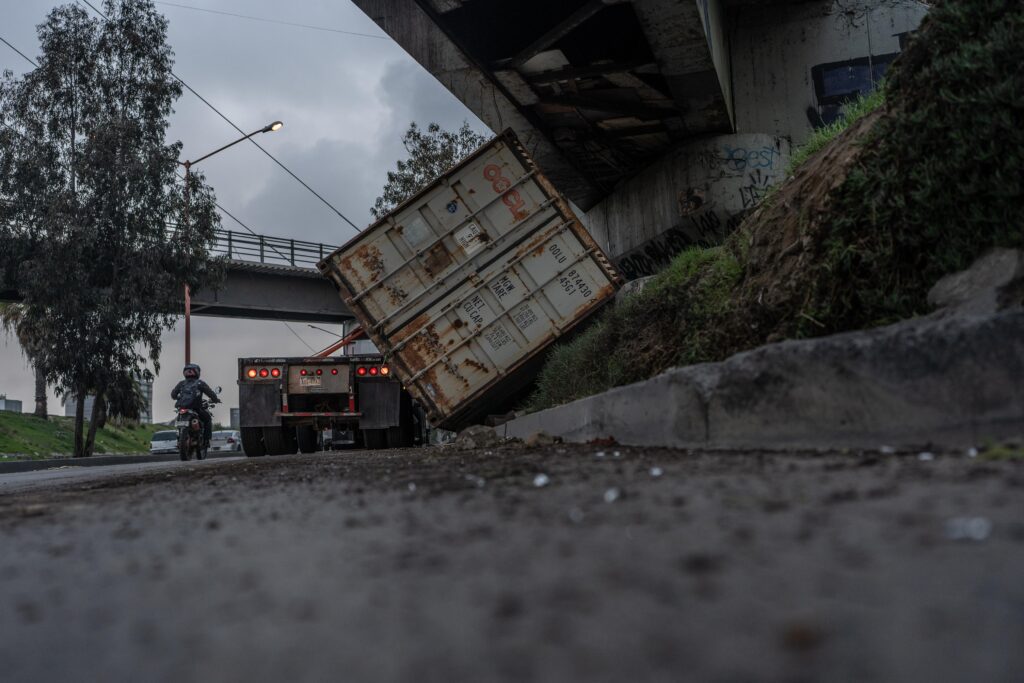 Tráiler choca con puente en la Vía Rápida Oriente